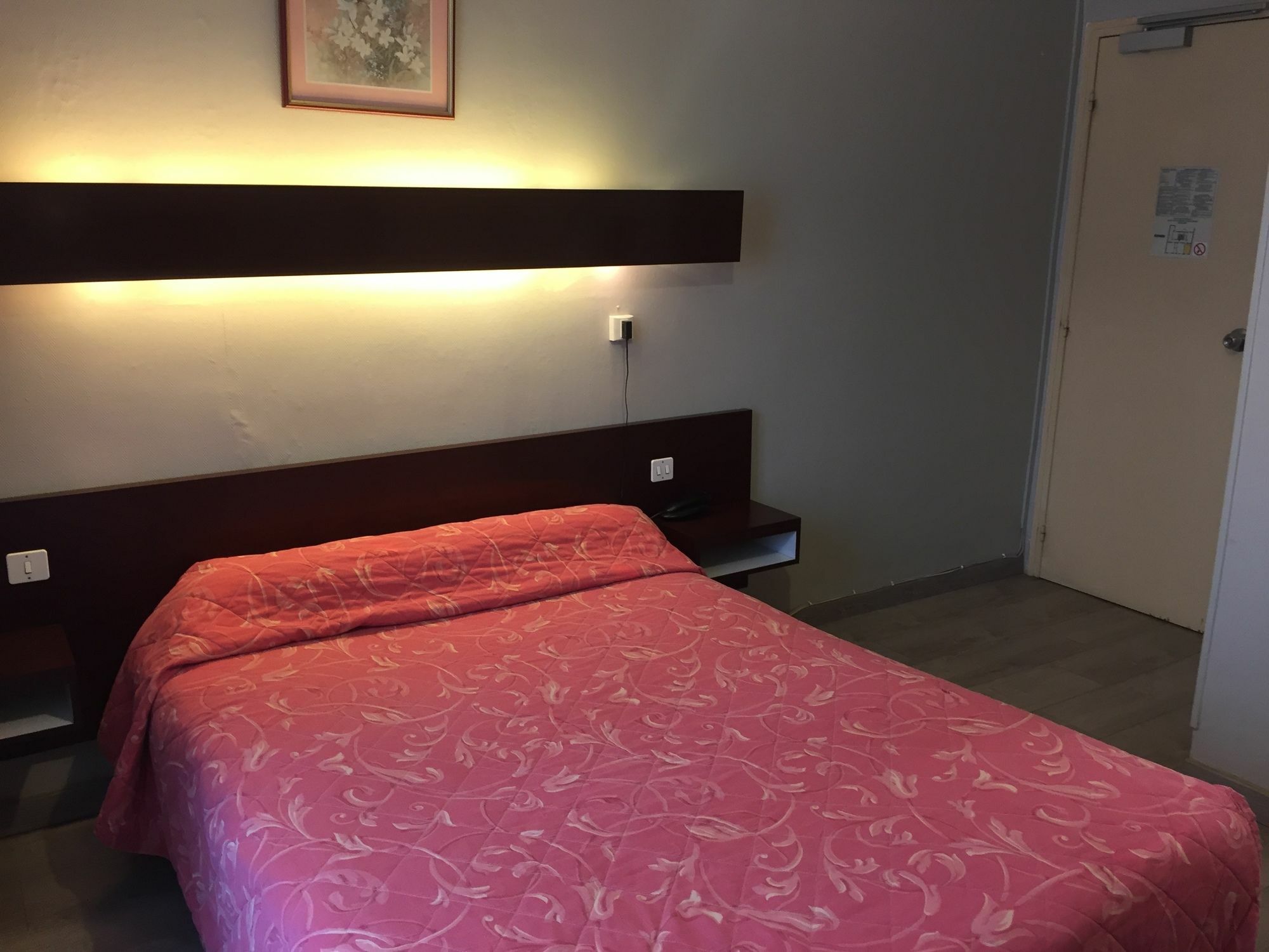 Hotel Des Pyrenees - Entre Bastille Et Nation Париж Екстериор снимка
