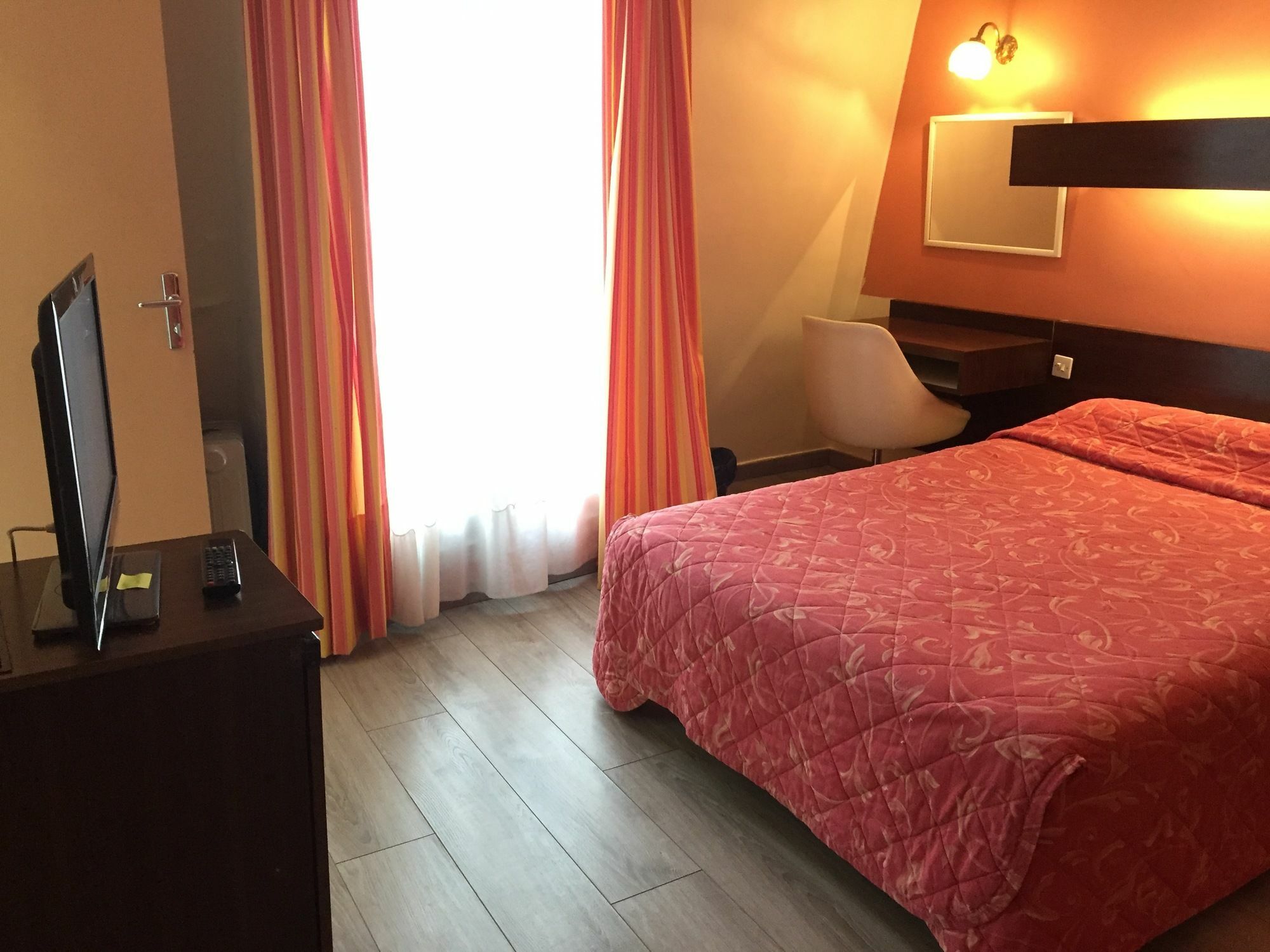 Hotel Des Pyrenees - Entre Bastille Et Nation Париж Екстериор снимка